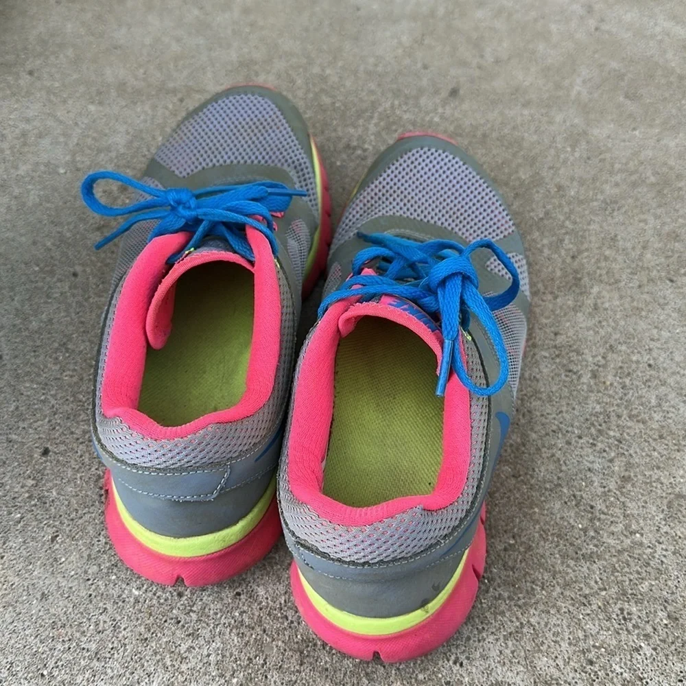 Nike sneakers size 6 youth girls